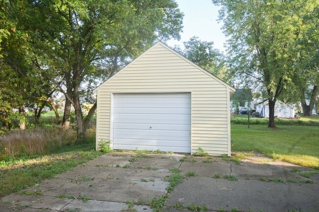 Building Photo - Cute 2br Home with Large Private Yard For ...