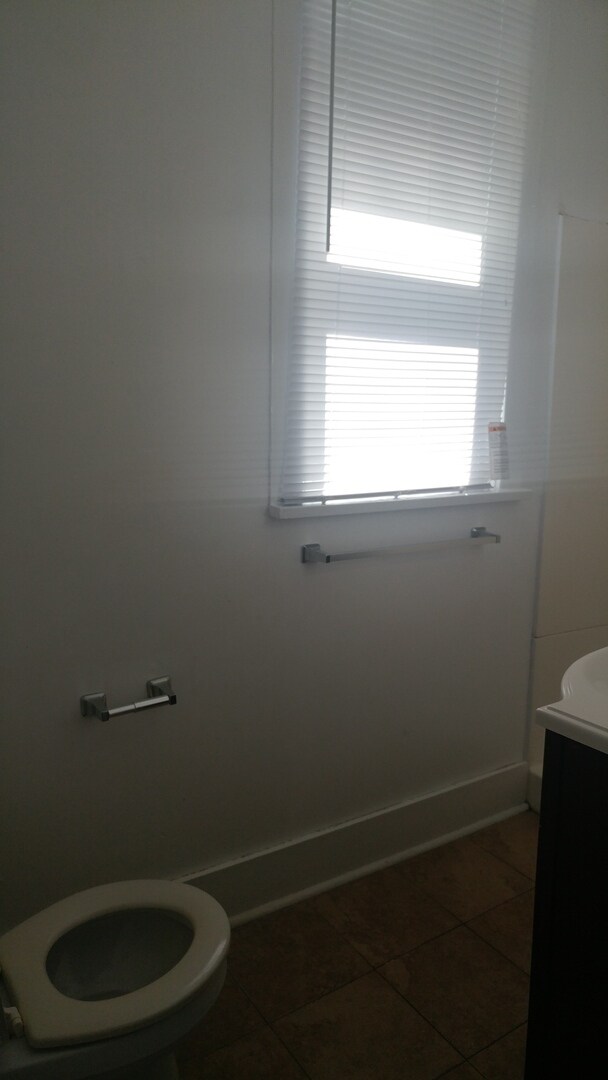 Building Photo - 2-Story House, 4Bed/2Bath washer/dryer hoo...