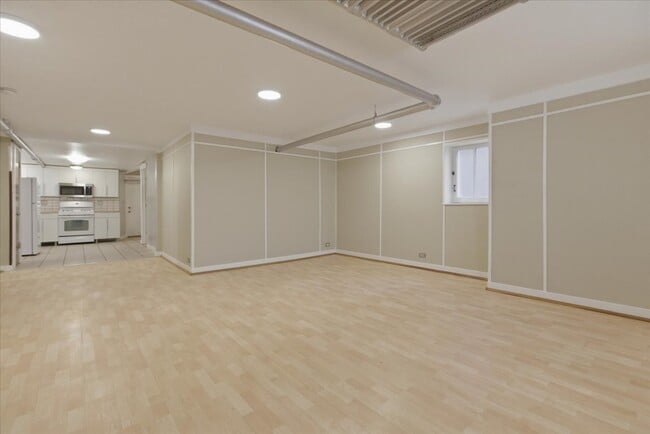 Building Photo - 6645 N Greenview Ave