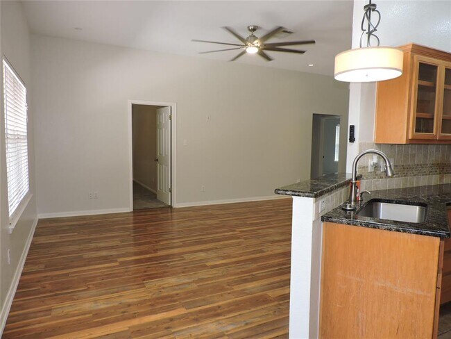 Building Photo - 1404 Peachtree Valley Dr