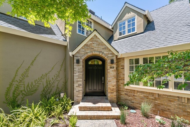 Building Photo - Contemporary Home in Desirable Community C...