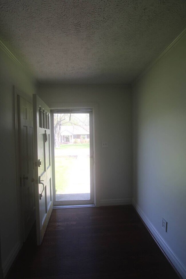 Building Photo - For Lease - 3 Bed, 1.5 Bath, 1600sqft, Sin...