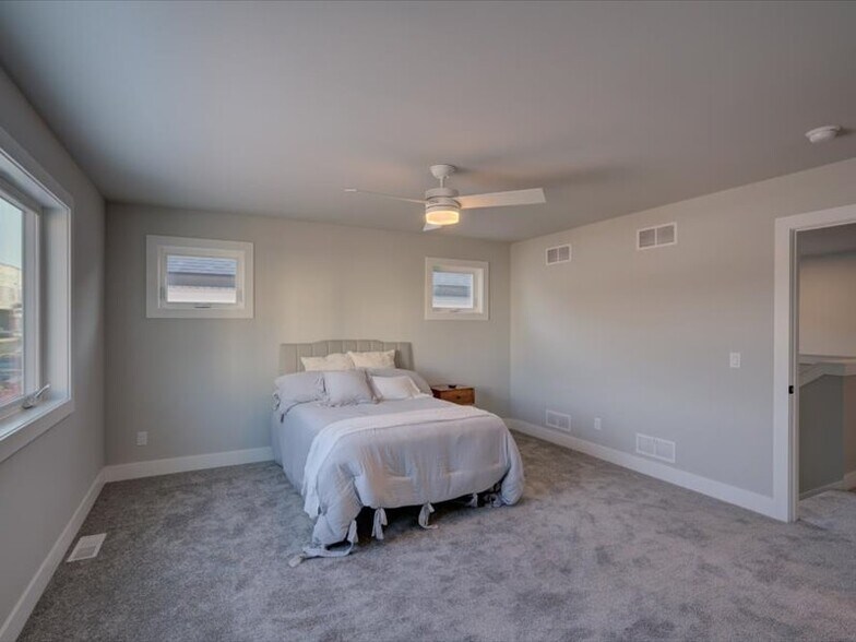 Building Photo - 4880 Romaine Rd