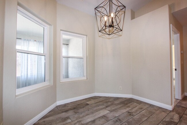 Building Photo - 3 Bedroom Home in Viewpoint East  Applicat...