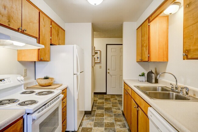 Building Photo - Spacious and immaculate one bedroom! Heat ...