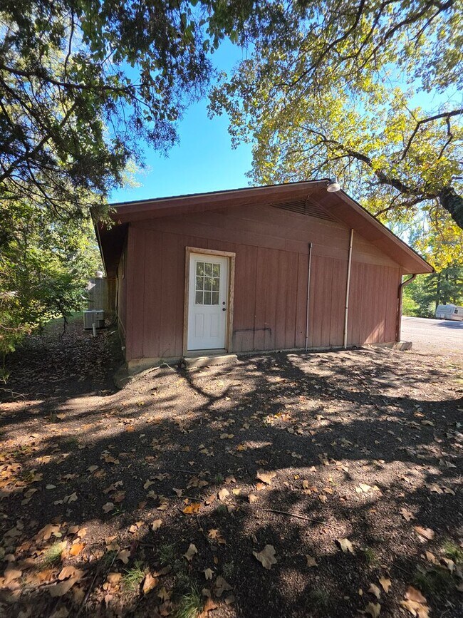 Building Photo - 901 Crow Mountain Rd