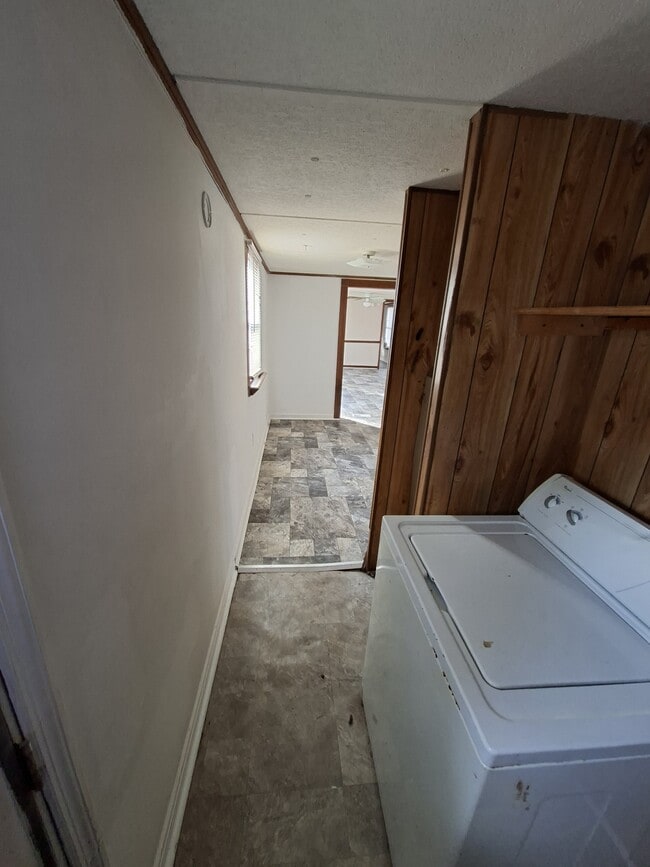 Building Photo - 1925 Bacons Bridge Rd