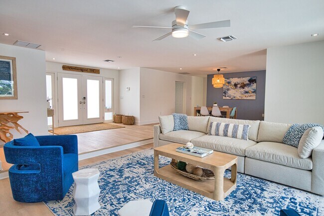 Building Photo - Seasonal Venice Island Pool Home half block from Golden Beach deeded access to the Gulf!