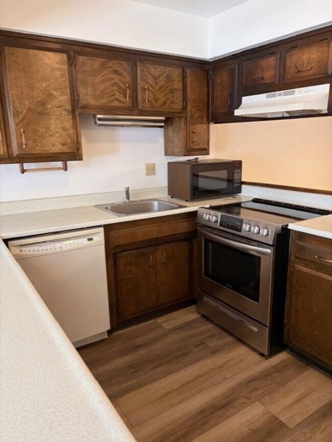 Building Photo - Northwood Estate Charmer - REDUCED PRICE