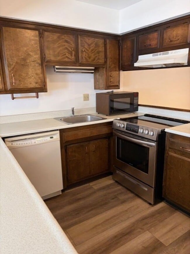 Building Photo - Northwood Estate Charmer