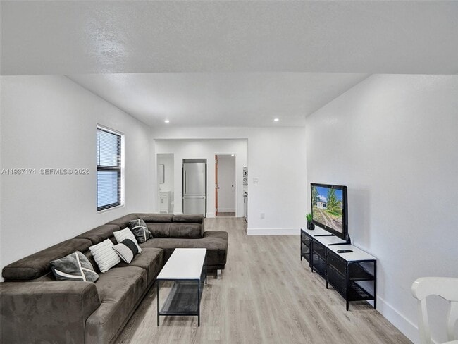 Building Photo - 905 SW 22nd St