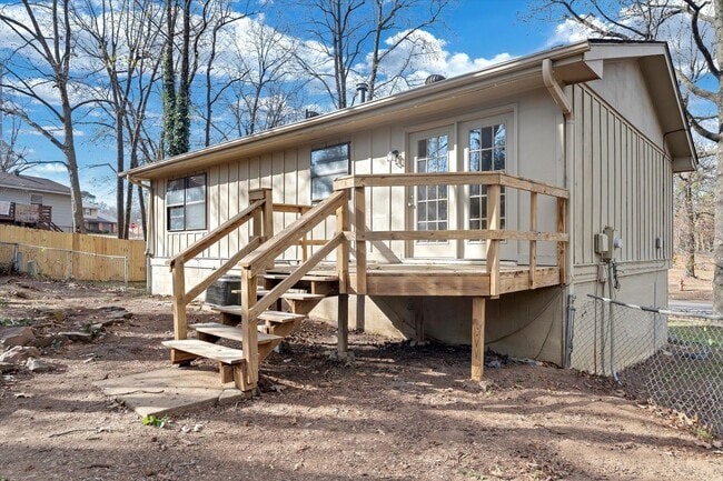 Building Photo - Spacious 4 Bed / 2 Bath Home