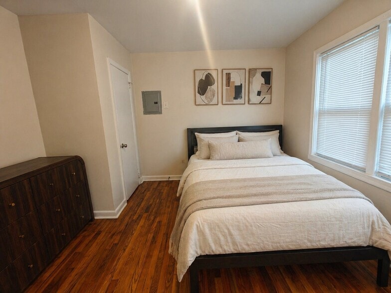 Building Photo - 2217 Custer St