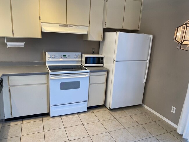 Building Photo - Clean Marina Condo (Park Marina)