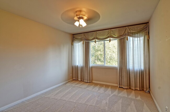 Building Photo - Mukilteo Golf Course View Condo – Modern C...
