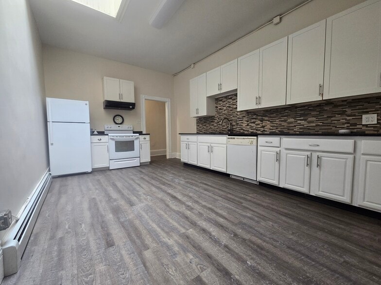 Building Photo - 584 Main St