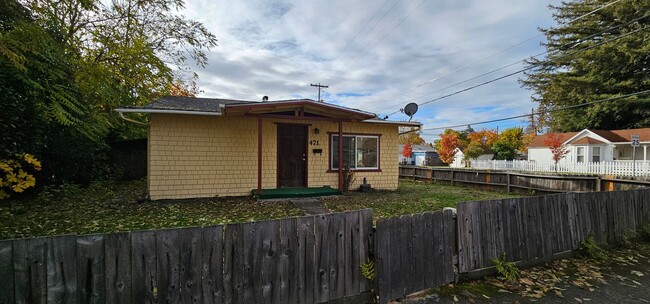 Building Photo - Charming Home Close to Downtown Grants Pass