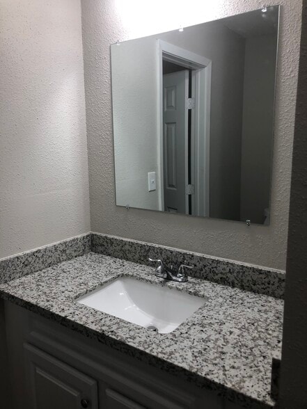 Building Photo - 6138 Kenilwood Dr