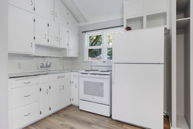 Building Photo - MOVE IN READY! A/C home with 2 bed, 1 bath...