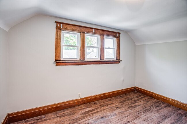 Building Photo - 105 Laburnam Crescent