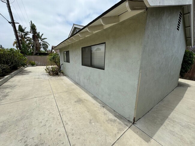 Building Photo - 812-818 E Fairway Dr