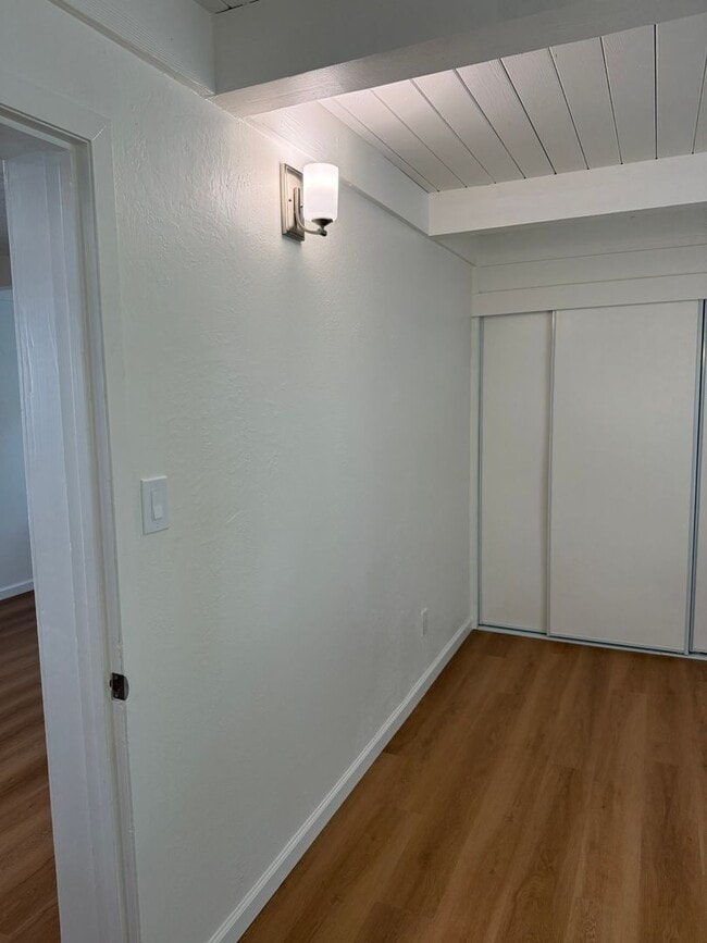 Building Photo - Updated ground-floor 1-bed 1-bath garden apartment in a gated property near N Berkeley BART