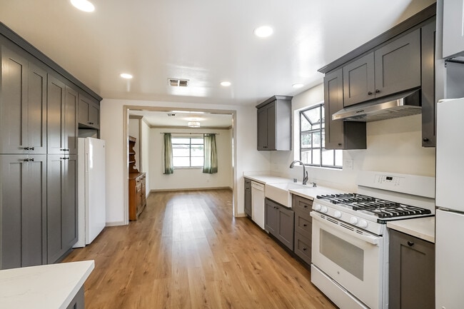 Building Photo - 6500 Lockhurst Dr