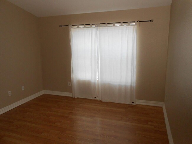 Building Photo - Spacious 2nd Floor Condo in Gated Communit...