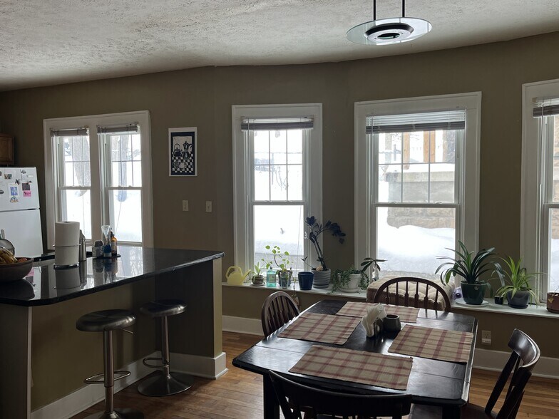 Building Photo - 702 Lancaster Ave