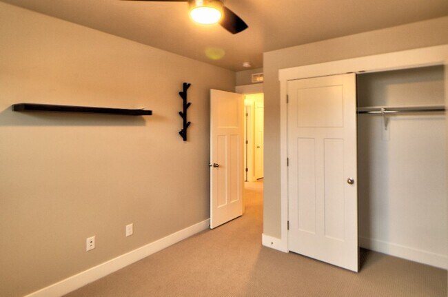 Building Photo - 7440 N Hutch Ln