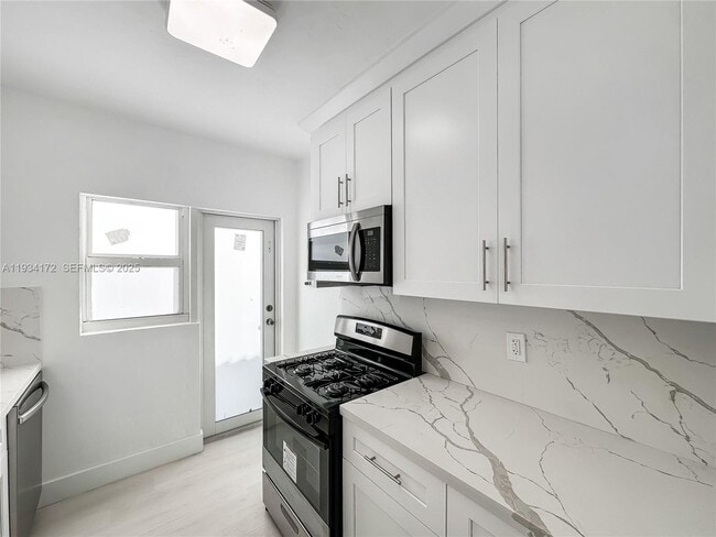 Building Photo - 955 Bay Dr