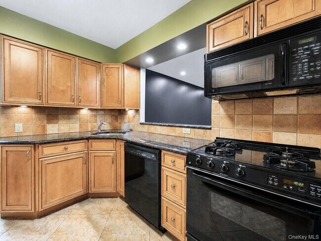Building Photo - 13-15-15 Estates Ln