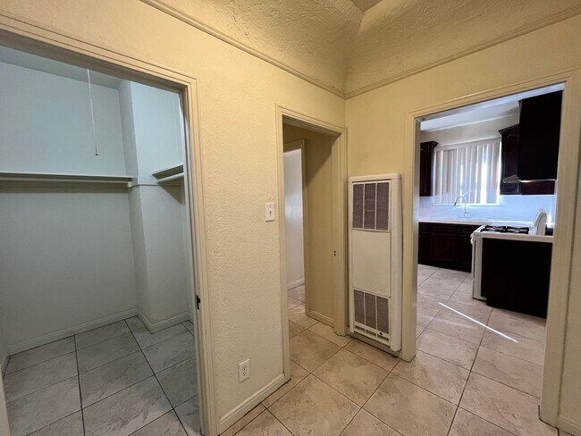 Building Photo - LARGE UPSTAIRS ONE BEDROOM ONE BATH! WITH ...