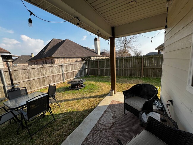 Building Photo - 3 Bedroom, 2 Bathroom, Brick Home , Garage , fenced yard