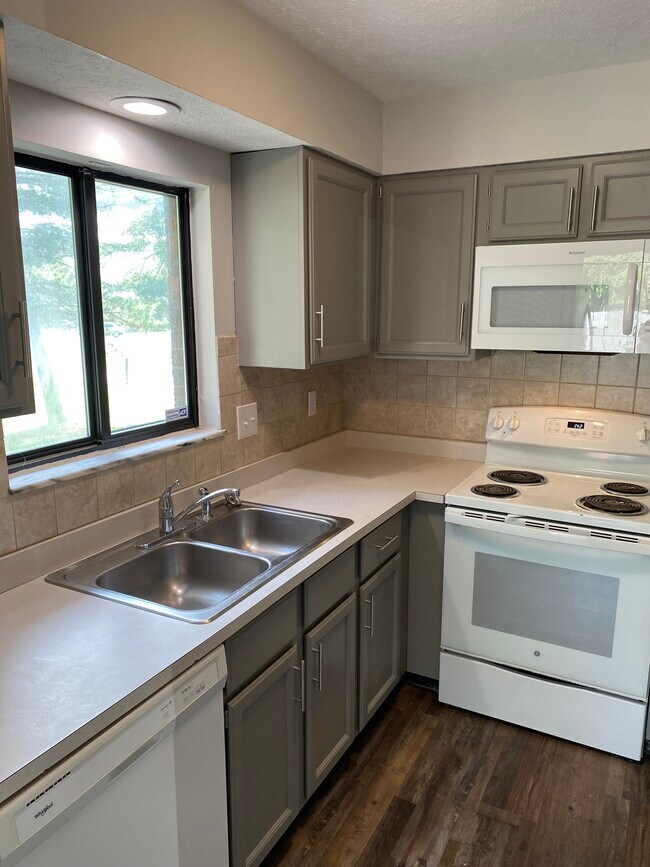 Kitchen - 8555 Island Pines Dr