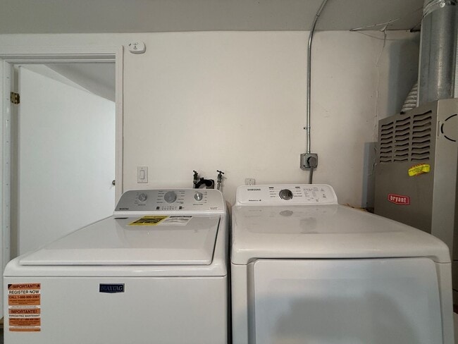 Building Photo - Spacious Home on a Quiet Cul-de-sac Near Little Hollywood