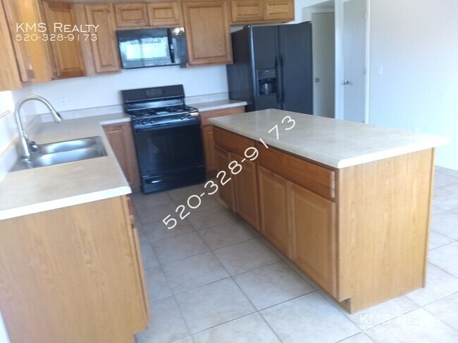 Building Photo - 4 Bedroom 2 Bath -824 W Oahu Circle - OWNE...
