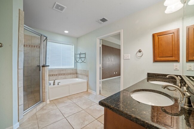 Building Photo - Gorgeous 4 Bed/ 3Bath house for rent! Avai...