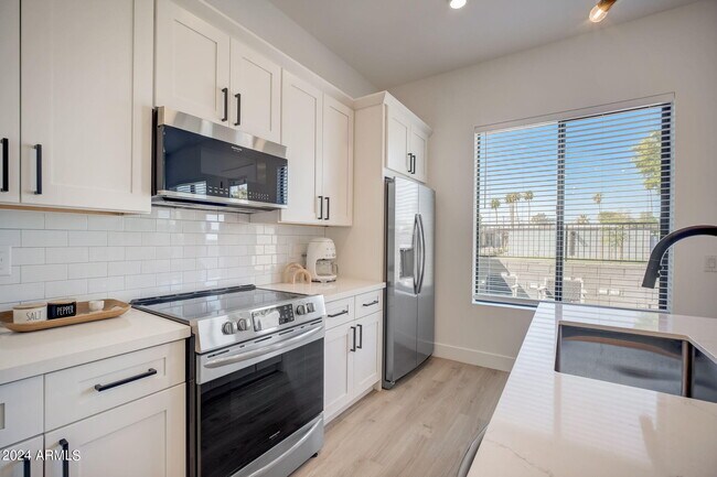 Building Photo - 777 W Coolidge St