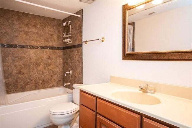 Building Photo - 2425 Holly Hall St