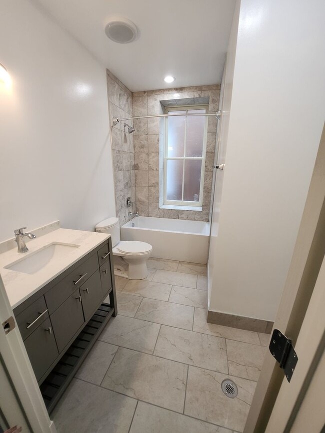 Building Photo - Newly Renovated One Bedroom Available