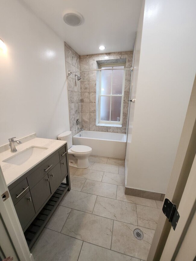 Building Photo - Newly Renovated One Bedroom Available Toda...