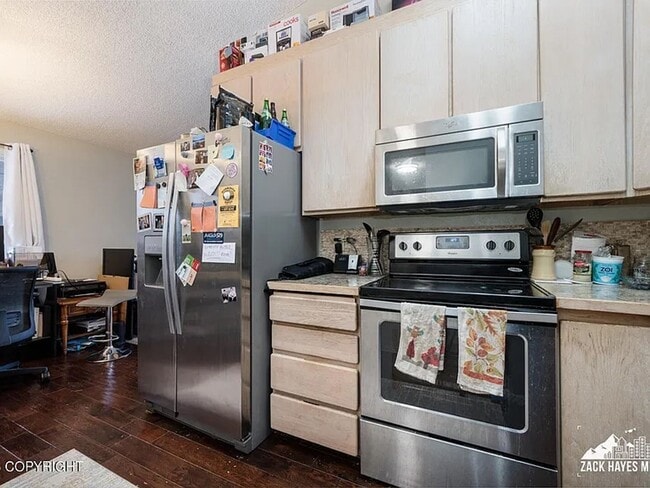 Building Photo - Charming 2-Bedroom Condo for Rent in East ...