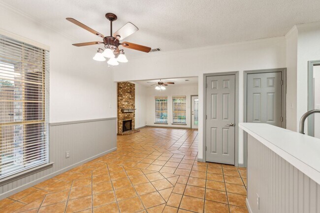 Building Photo - Amazing home - minutes from Grapevine Main...