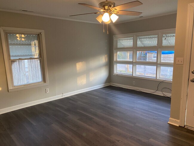 Building Photo - MOVE-IN READY!