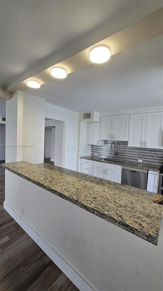 Building Photo - 18151 NE 31st Ct