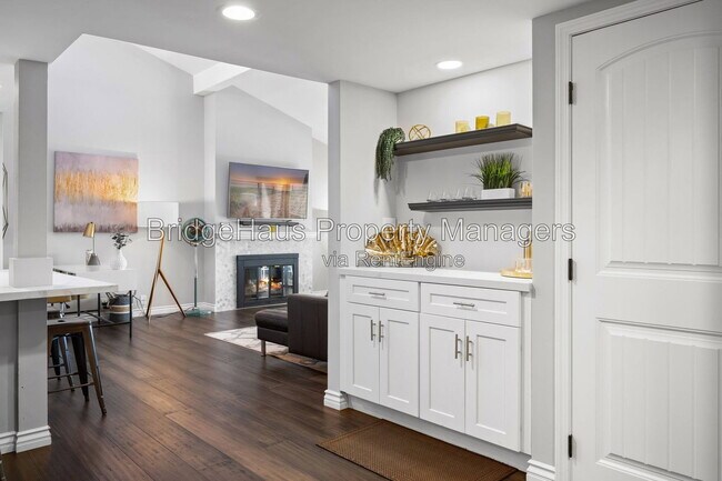 Building Photo - 2607 Pirineos Way