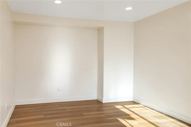 Building Photo - 950 E 48th St