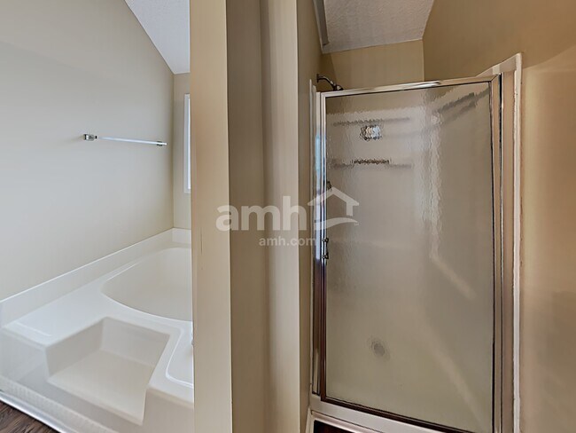 Building Photo - 910 Castlerock Way