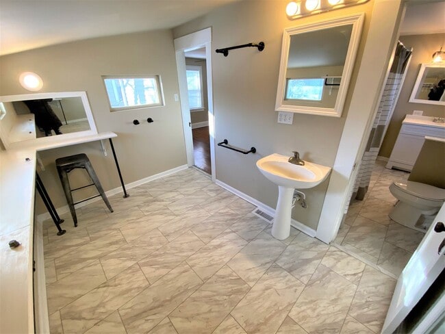 Building Photo - 3 Bedroom House - Grandview Area